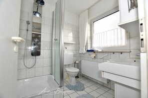 Apartment (Ferienhaus Eilts Wohnung 10) | Bathroom