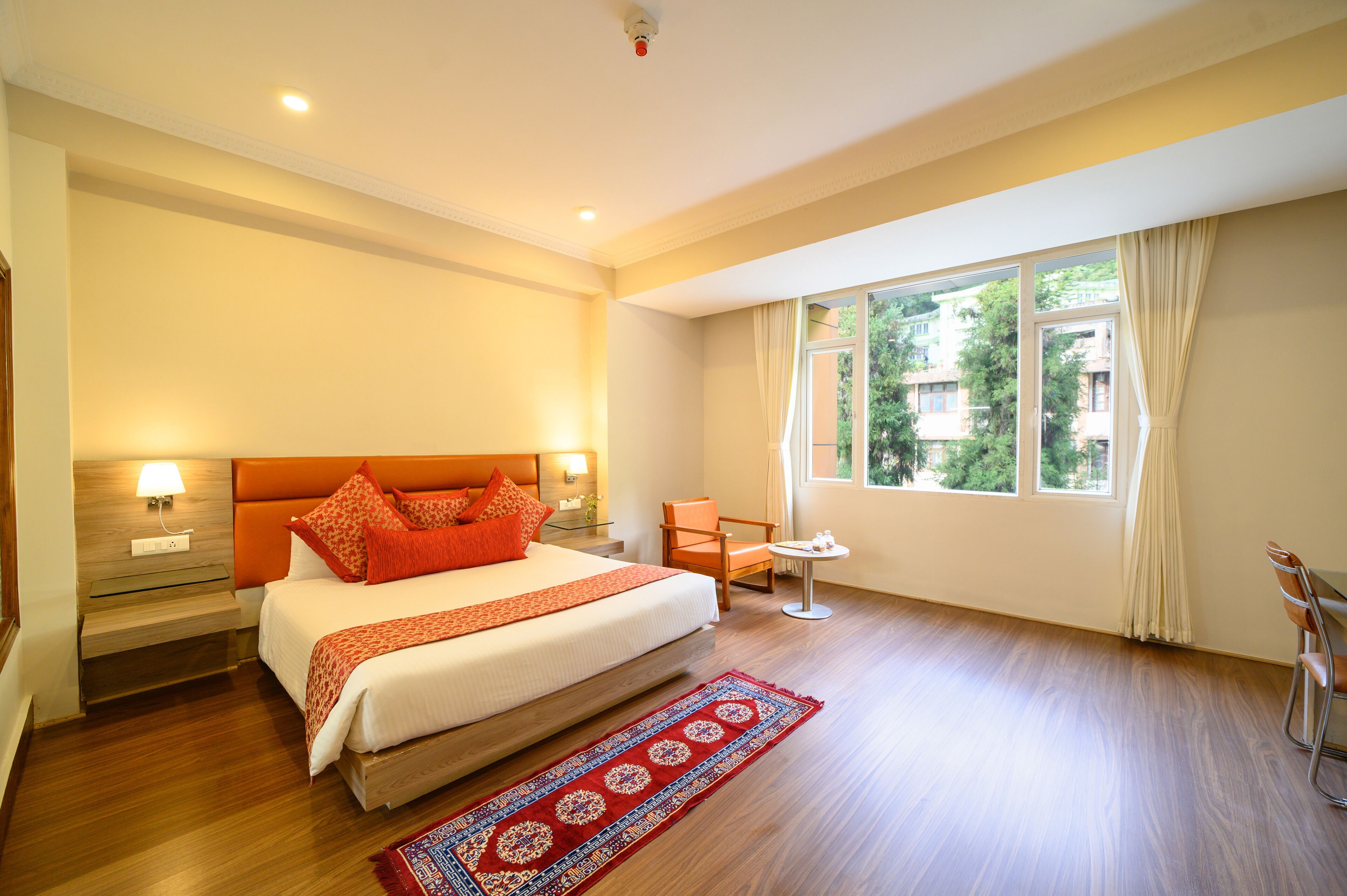 Meja kerja, tirai kedap cahaya, dan tempat tidur lipat/tambahan