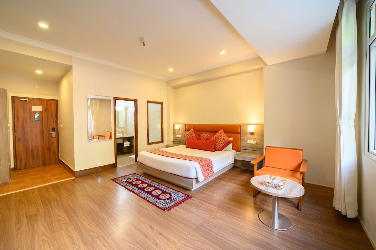 Habitación Deluxe | Escritorio, cortinas blackout, camas extra y wifi gratis