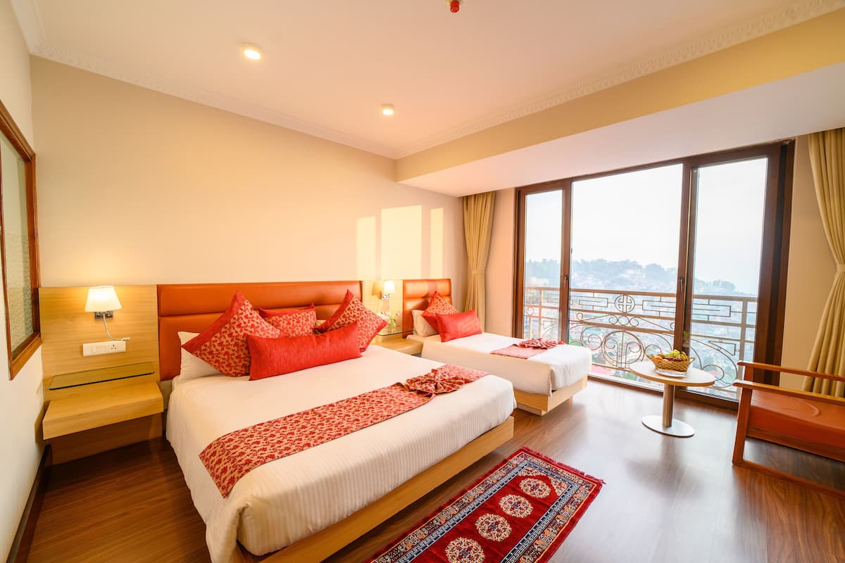 Habitación triple Premier | Escritorio, cortinas blackout, camas extra y wifi gratis
