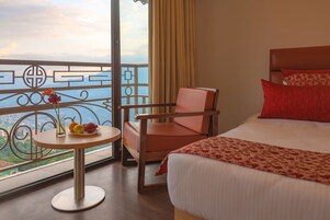 Escritorio, cortinas blackout y camas plegables/adicionales 