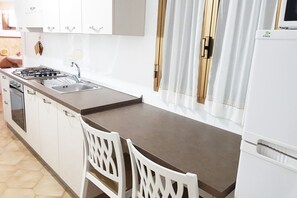 Kühlschrank, Ofen, Herdplatte, Wasserkocher mit Kaffee-/Teezubehör