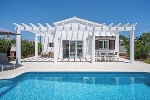 Outdoor pool, pool loungers - Modern villa with private pool, AC, WIFI, sleeps 6, 7 min to beach and centre (Cala en Porter)