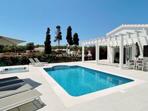 Piscina a l'aire lliure i gandules 