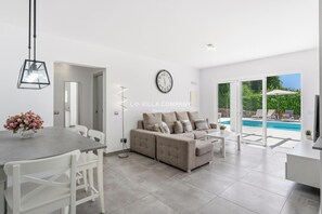 Smart TV, DVD player - Modern villa with private pool, AC, WIFI, sleeps 6, 7 min to beach and centre (Cala en Porter)
