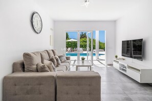 Smart TV, DVD player - Modern villa with private pool, AC, WIFI, sleeps 6, 7 min to beach and centre (Cala en Porter)