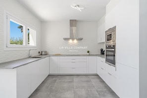 Coffee/tea maker, fridge, microwave, oven - Modern villa with private pool, AC, WIFI, sleeps 6, 7 min to beach and centre (Cala en Porter)
