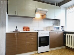 Appartement | Cuisine privée | Grand réfrigérateur, micro-ondes, plaque de cuisson