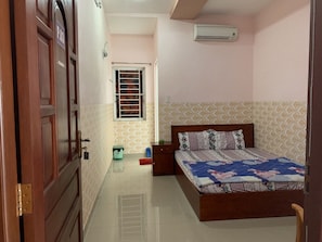 Single Room | Iron/ironing board, free WiFi