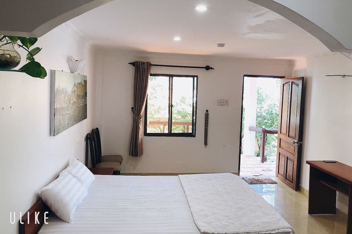 Standard Double Room, Garden View | Bathroom | Shower, free toiletries, slippers
