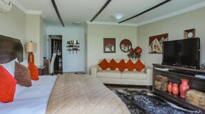 In-room safe, individually decorated, desk, laptop workspace - Isla Riverside Lodge (Gqeberha (Port Elizabeth))