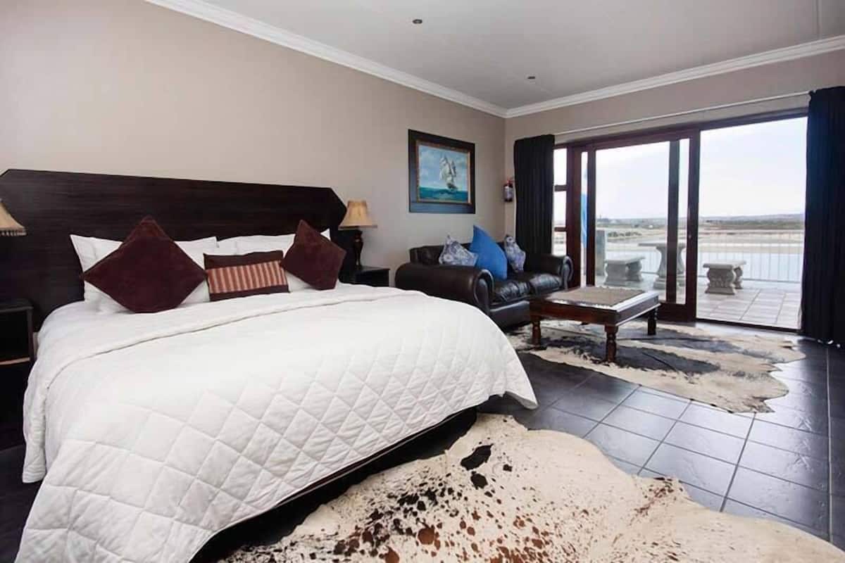 Deluxe Double Room, Balcony, Sea View | In-room safe, individually decorated, desk, laptop workspace