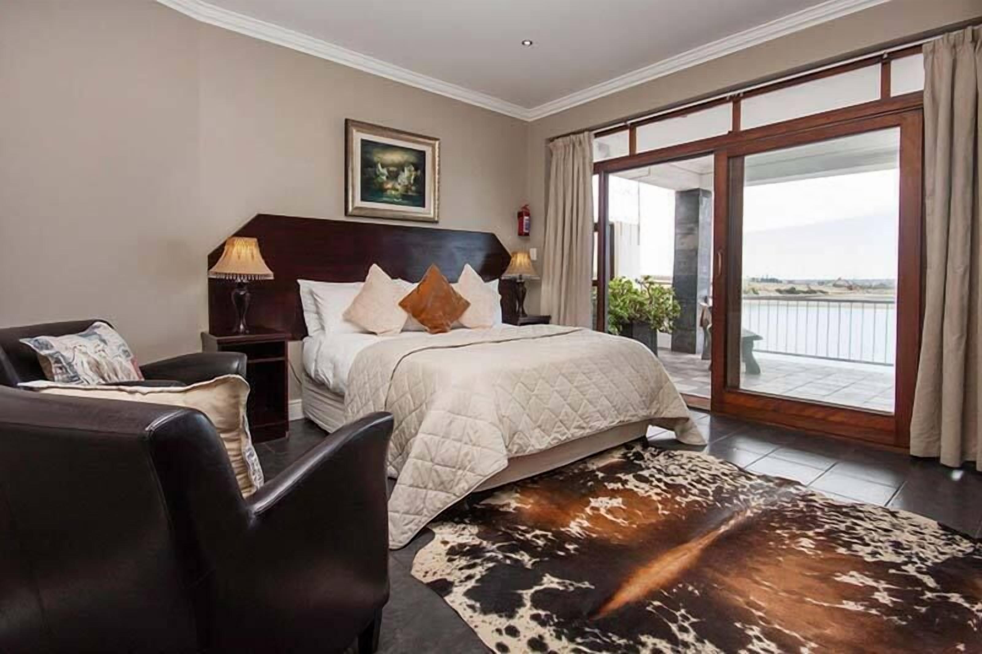 Doppia Deluxe, 1 letto king, balcone, vista fiume | Una cassaforte in camera, con stile personalizzato, una scrivania