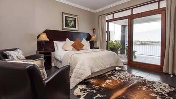 Deluxe-dobbeltværelse - 1 kingsize-seng - balkon - udsigt til flod | Pengeskab på værelset, individuelt design, skrivebord