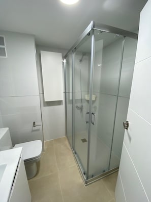 Dusche, Handtücher, Toilettenpapier