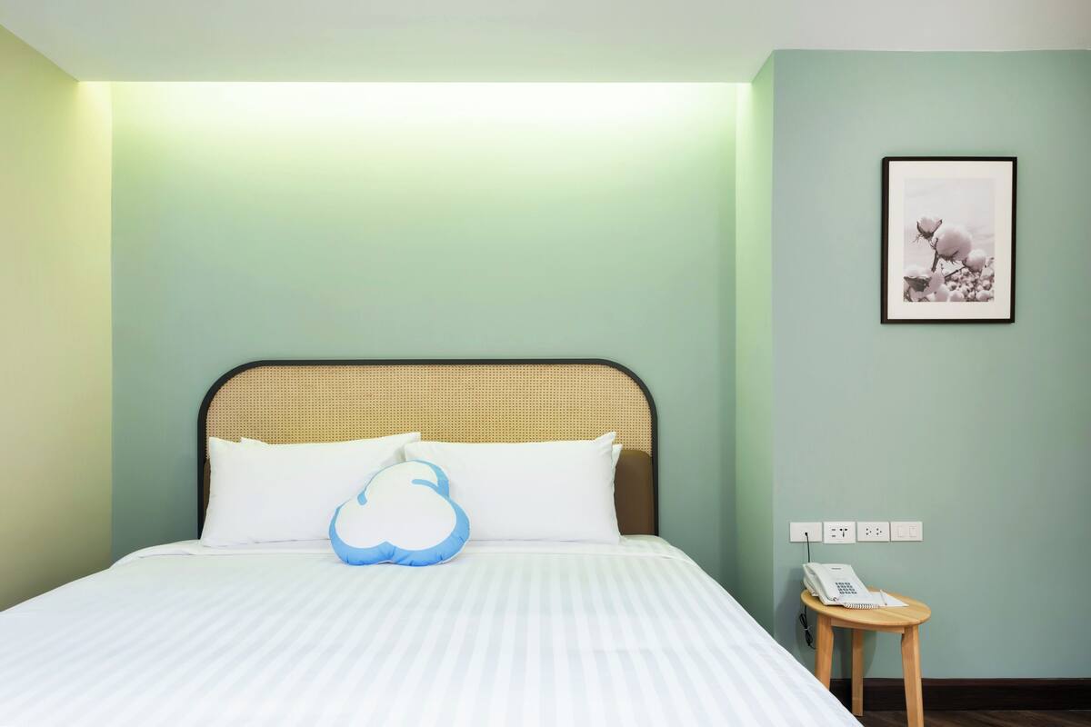 ห้องดีลักซ์ดับเบิลหรือทวิน | เครื่องนอนระดับพรีเมียม, ตู้นิรภัยในห้องพัก, โต๊ะทำงาน, ผ้าม่านกันแสง