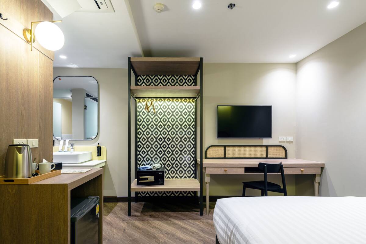 Deluxe Double or Twin (No Window) | เครื่องนอนระดับพรีเมียม, ตู้นิรภัยในห้องพัก, โต๊ะทำงาน, ผ้าม่านกันแสง