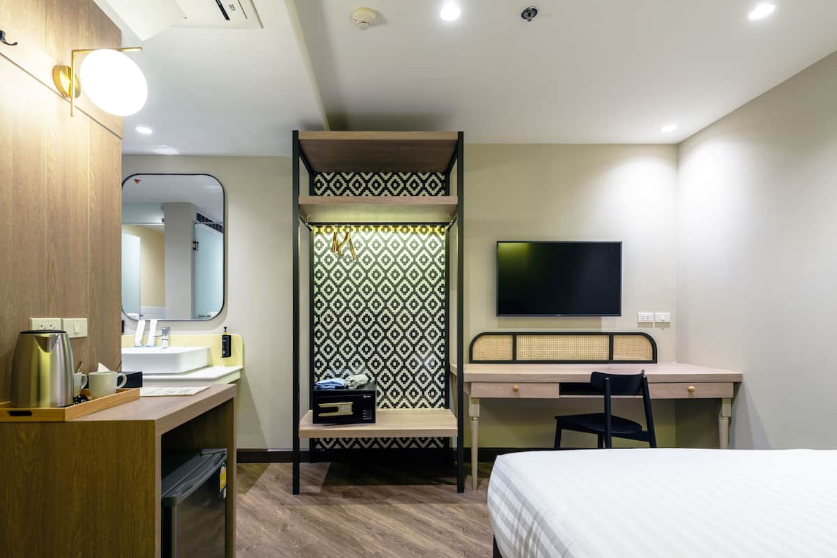 Deluxe Double or Twin (No Window) | Premium bedding, in-room safe, desk, blackout curtains