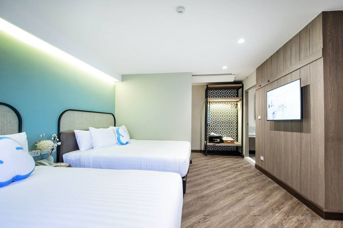 ห้องพักสำหรับสี่ท่าน | เครื่องนอนระดับพรีเมียม, ตู้นิรภัยในห้องพัก, โต๊ะทำงาน, ผ้าม่านกันแสง