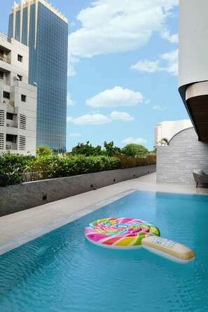 Piscina externa, espreguiçadeiras
