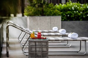 Außenpool, Liegestühle