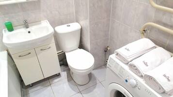 Standard-Apartment | Badezimmer | Badewanne, kostenlose Toilettenartikel, Haartrockner, Hausschuhe