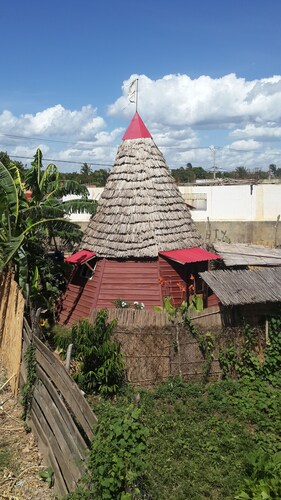 tipi maison chez l'habitant de matériaux naturels garde la fraîcheur (ecolodge)