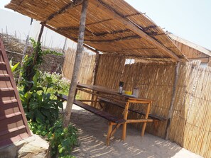 Outdoor dining - Homestay teepee with natural materials keeps freshness (ecolodge) (Toliara)