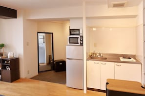 Apartment | Private kitchenette | Mini-fridge, microwave, electric kettle, toaster - Pebliss Kirameki No.1 (Tokyo)
