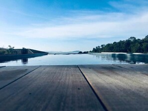 Piscina externa, espreguiçadeiras