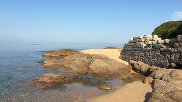 Beach nearby, white sand, beach bar