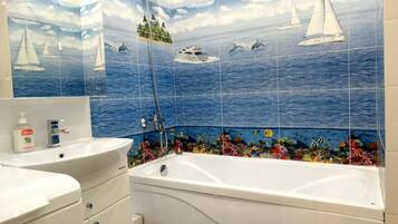 Apartment, 1 Schlafzimmer | Badezimmer | Badewanne, kostenlose Toilettenartikel, Haartrockner, Hausschuhe