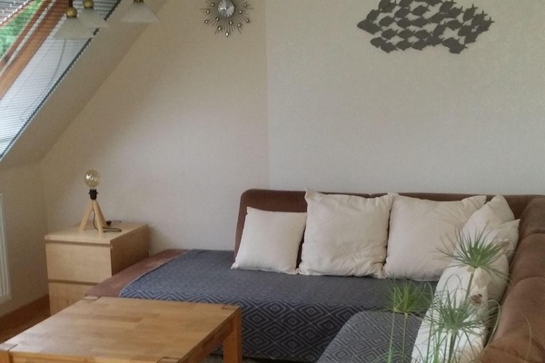 Die Couchecke zum chillen.
Viel Licht in der Wohnung durch große Dachfenster.
Zum Lesen sind einige Bücher, Zeitschriften und Flyer da.