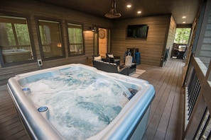 Terrace/patio - LUXE Modern 1 Bedroom Studio Cabin minutes away from Beavers Bend! (Broken Bow)