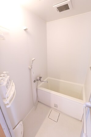 Apartment | Bathroom | Separate tub and shower, free toiletries, hair dryer, slippers - Pebliss Kirameki No.2 (Tokyo)