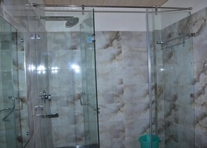 Habitación Deluxe doble | Ducha del cuarto de baño