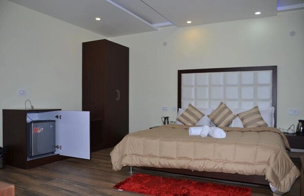 Phòng đôi Deluxe | Trang trí khác biệt, trang bị nội thất với thiết kế riêng biệt, bàn 