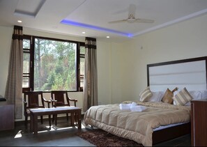 Phòng đôi Deluxe | Trang trí khác biệt, trang bị nội thất với thiết kế riêng biệt, bàn 