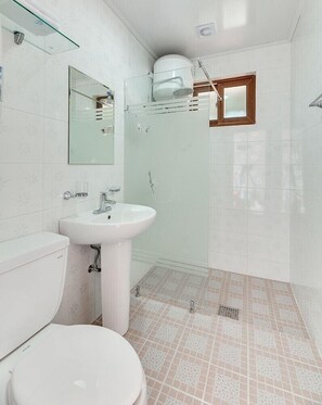 Shower, hair dryer, towels, soap - Arkro Pension (Namhae)