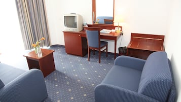 Familienzimmer, Balkon | Wohnbereich | Flachbildfernseher