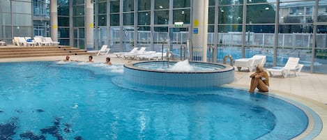Utomhuspool, parasoller och solstolar