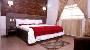 Escritorio, espacio para trabajar con laptop y wifi gratis 