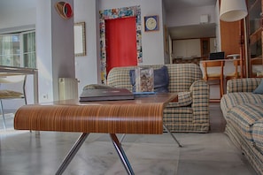 Fernseher, Tischfußball, Bücher