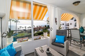 Appartement, 2 slaapkamers, terras, uitzicht op zee | Woonkamer | Flatscreentelevisie