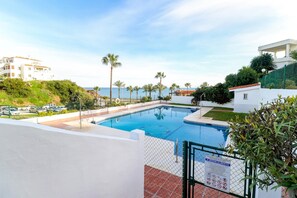 Una piscina al aire libre, una piscina climatizada