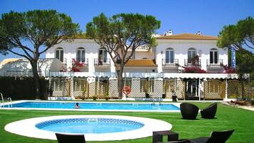 Piscina externa sazonal, funciona das 10h às 20h, espreguiçadeiras