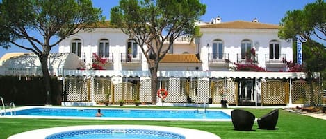 Seasonal outdoor pool, open 10:00 AM to 8:00 PM, sun loungers