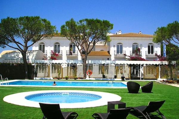 Sesongbasert utendørsbasseng og solsenger