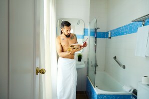 Economy Single Room | Bathroom | Combined shower/bathtub, rainfall showerhead, hair dryer, towels