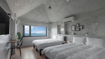 Habitación cuádruple superior, vistas al mar | Escritorio, cortinas opacas, wifi gratis y ropa de cama